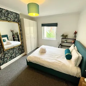 Colourful 3bd With Garden In Southville Holiday home
